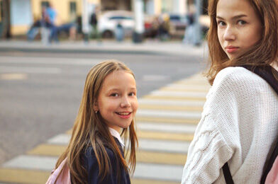 Ilustrační obrázek - dvě dívky na ulici. Zdroj: Canva.com